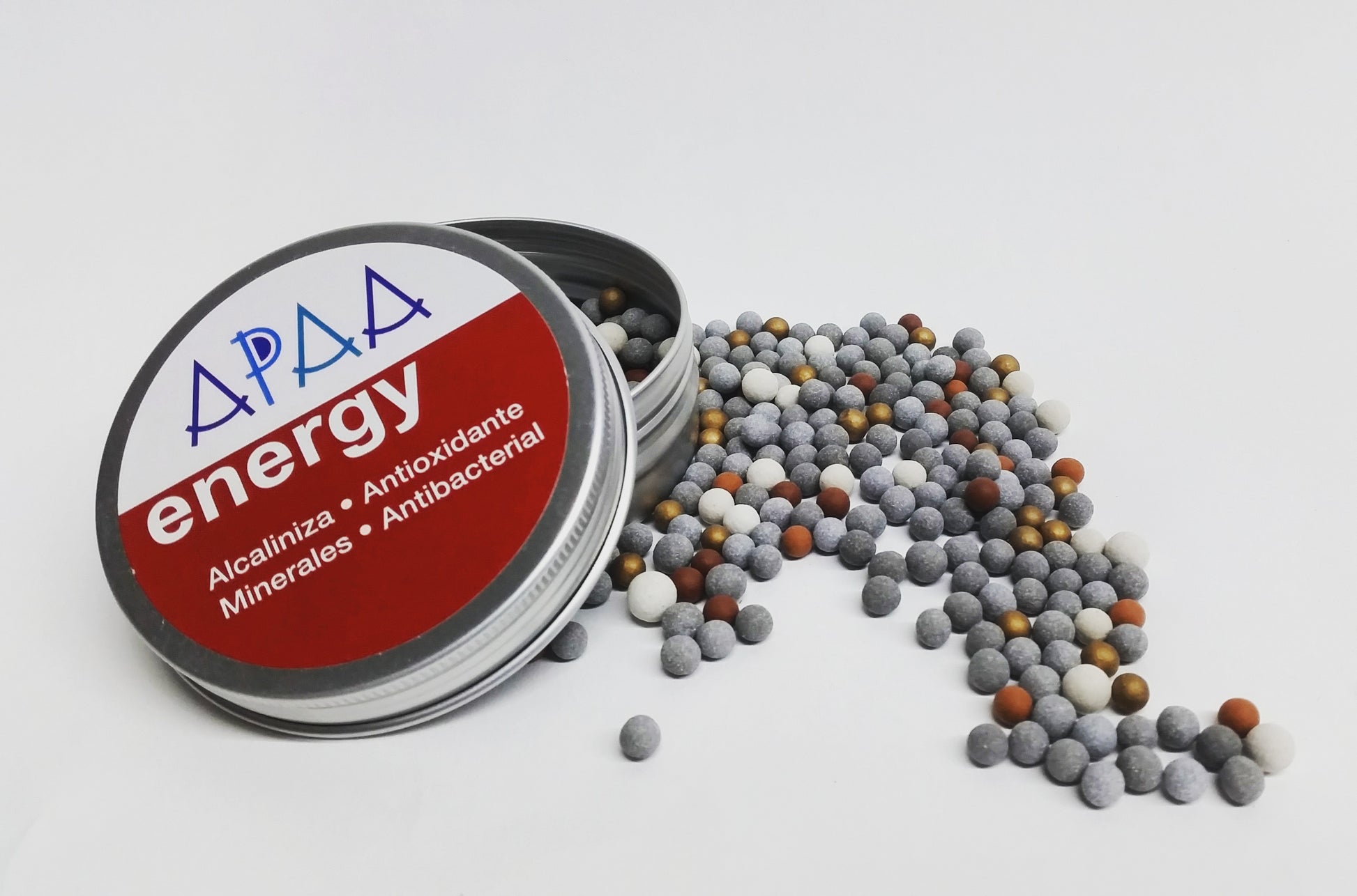 Piedras ceramicas llenas de minerales que interactúan y absorben lentamente los elementos del agua, dividen moléculas de agua de forma natural, hidrógeno molecular y GaNS de minerales que se forman como resultado de este proceso de hidrólisis. Aumenta naturalmente el nivel de pH y disminuya el potencial redox del agua. Esta solución podría utilizarse como prevención diaria para varios problemas de salud aumentando su inmunidad y vitalidad.